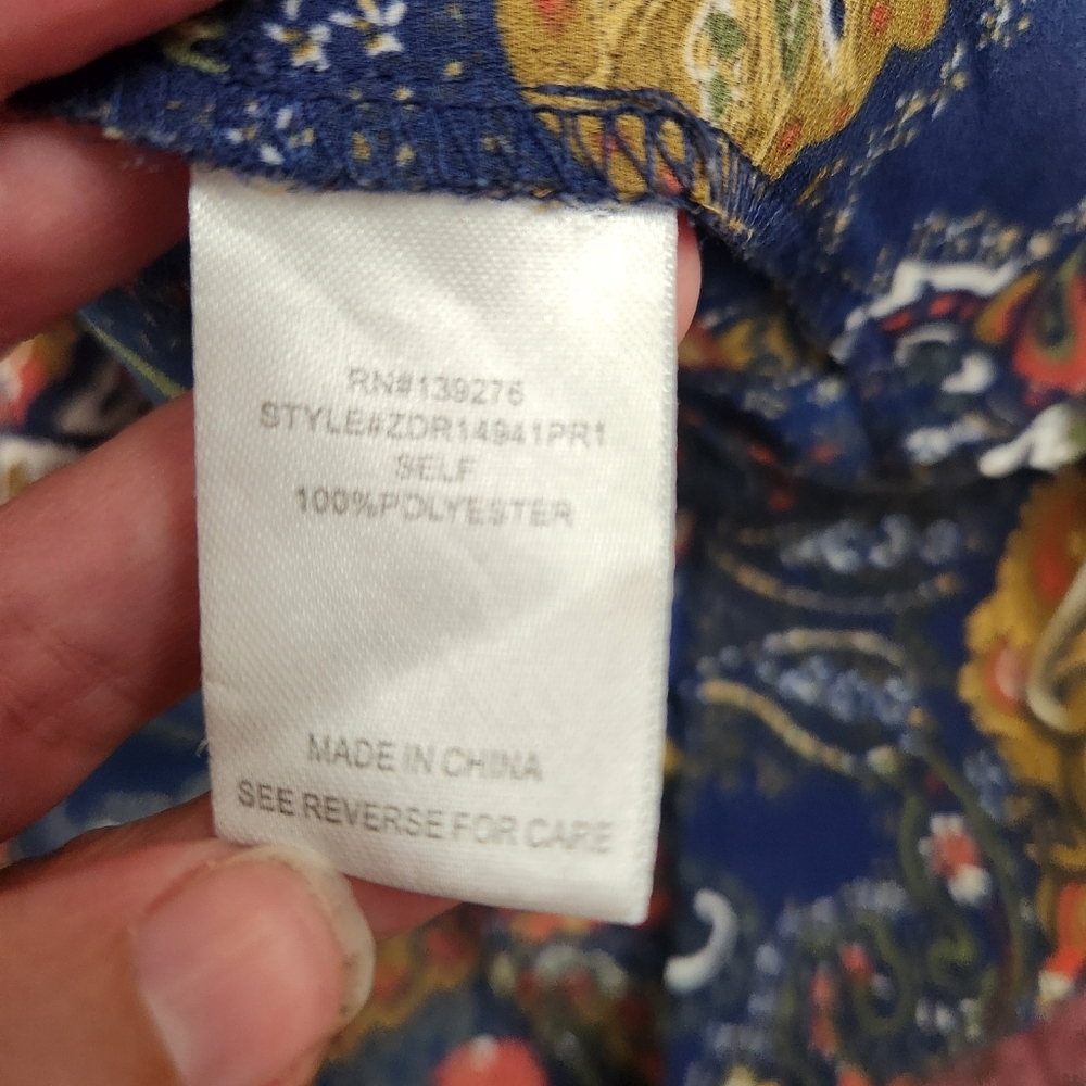3/$25 DR2 V Neck Blouse Size M navy paisley print lightweight top cap sleeve - Picture 5 of 7